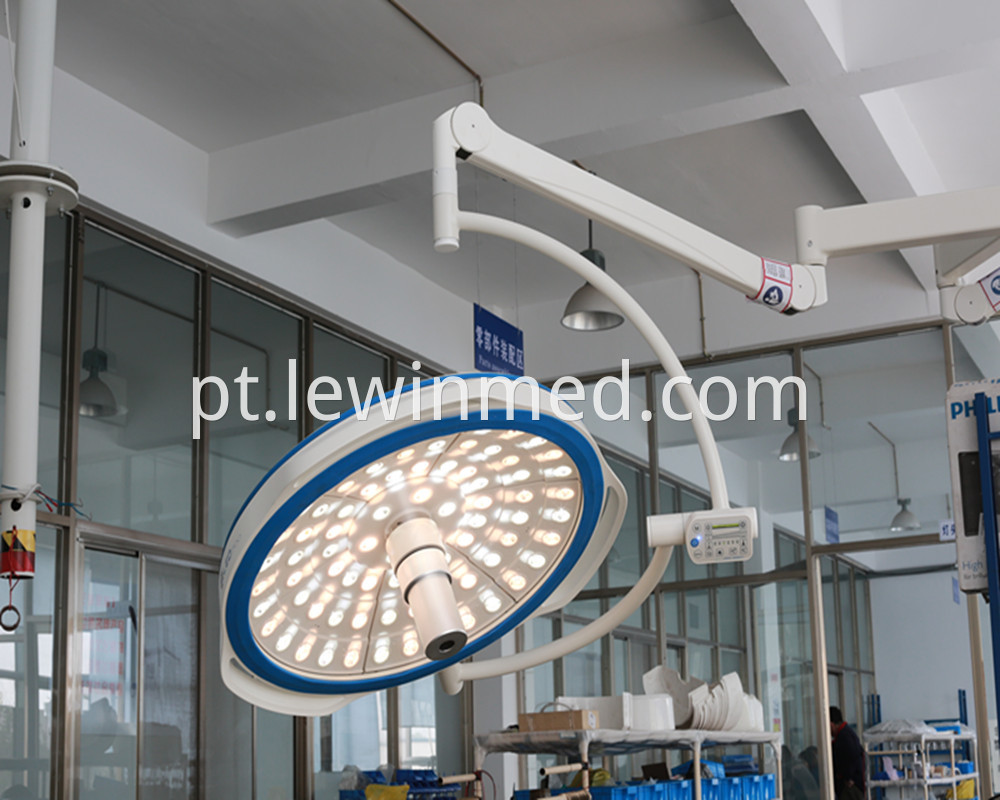 Cold light surgery lamp with camera